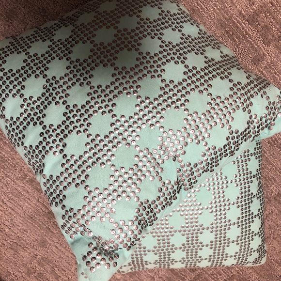 Throw pillows - Picture 1 of 3